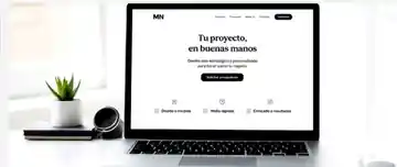 Página web corporativa profesional mostrada en un ordenador portátil